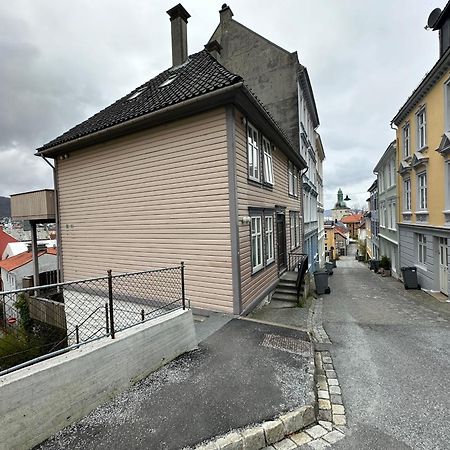 Appartement Sjarmerende Bolig Like Ved Togstasjonen à Bergen Extérieur photo